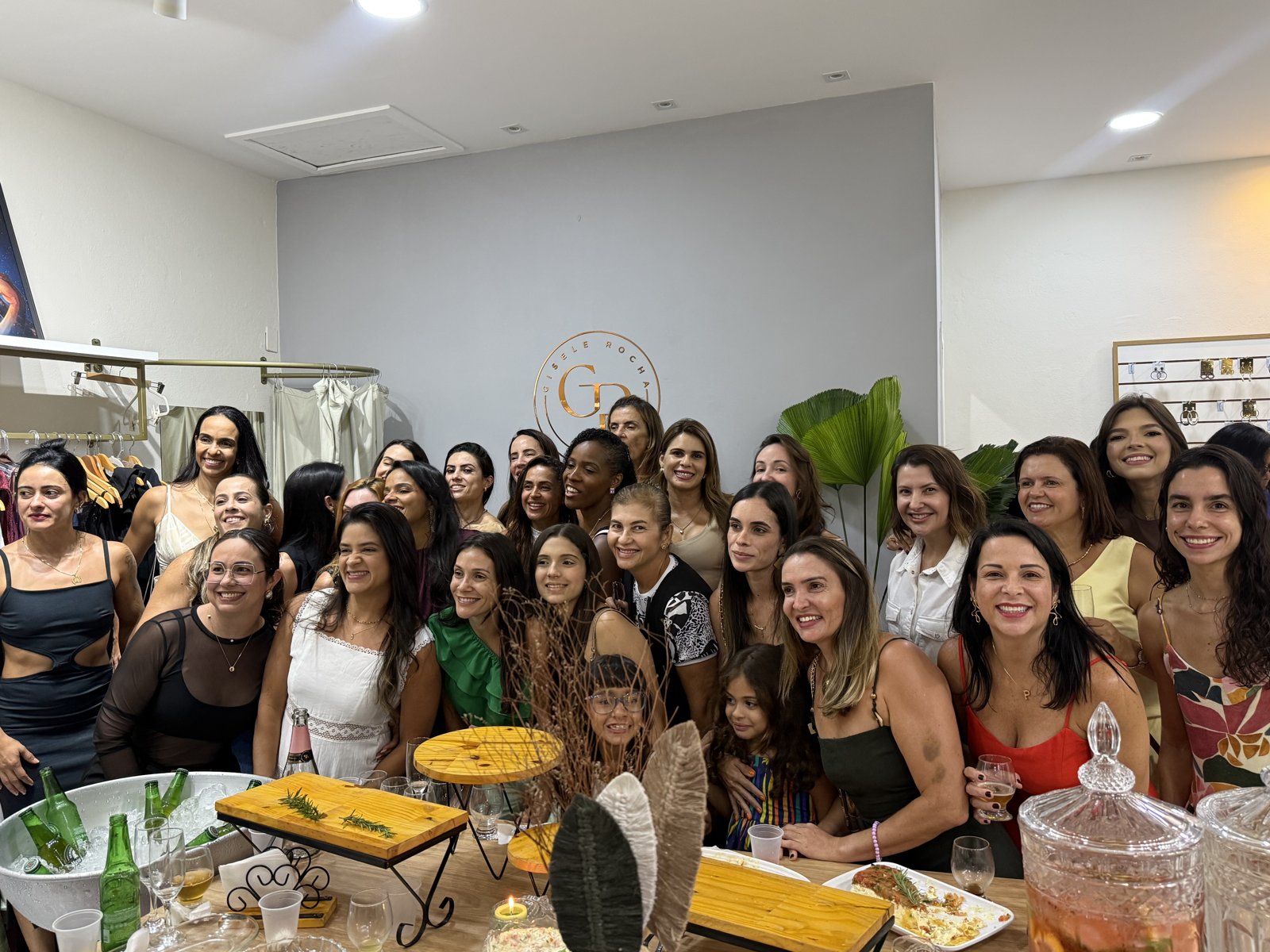 Confraternização com clientes na loja Gisele Rocha